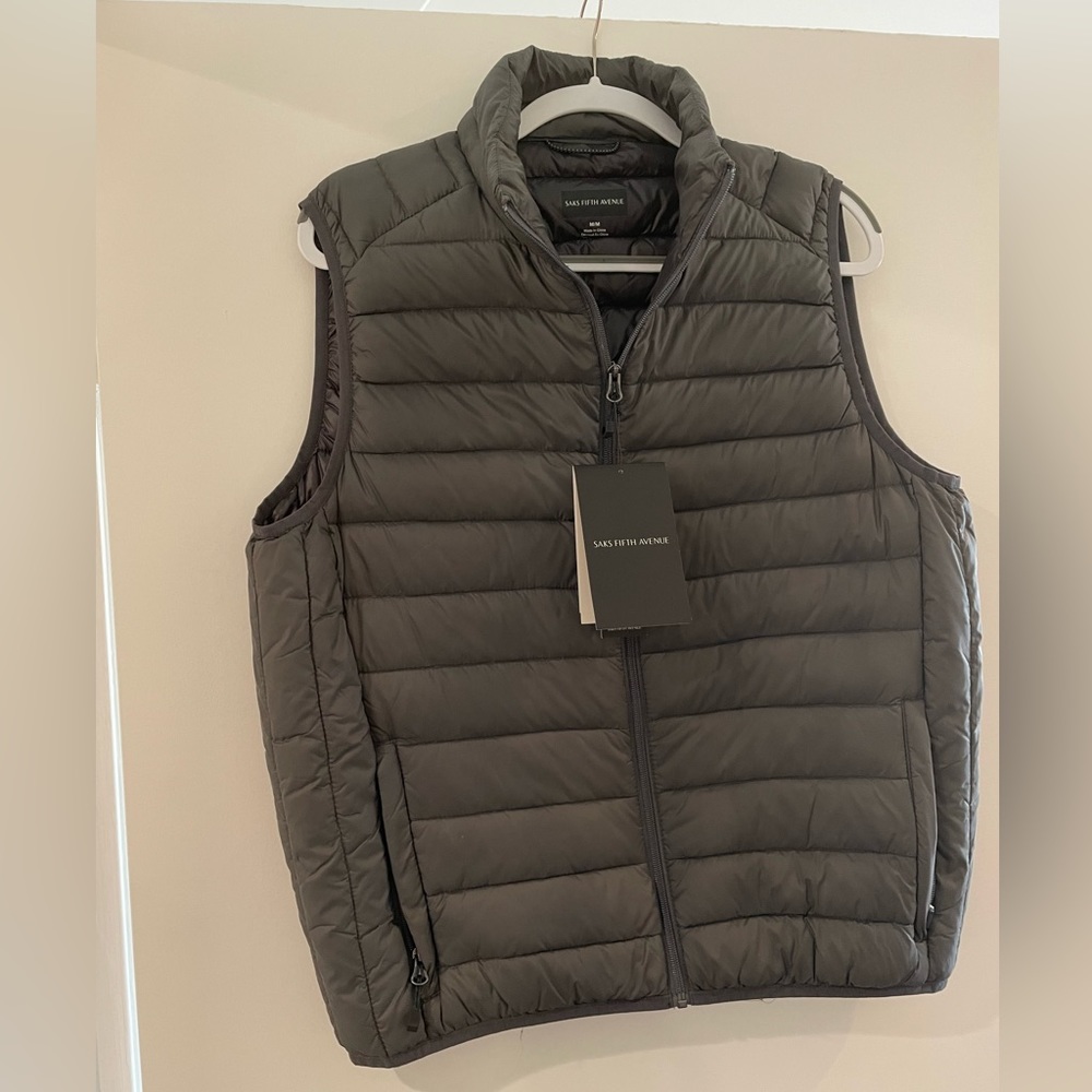 Saks Fifth Avenue Men’s dark grey packable down vest - size M, NWT
